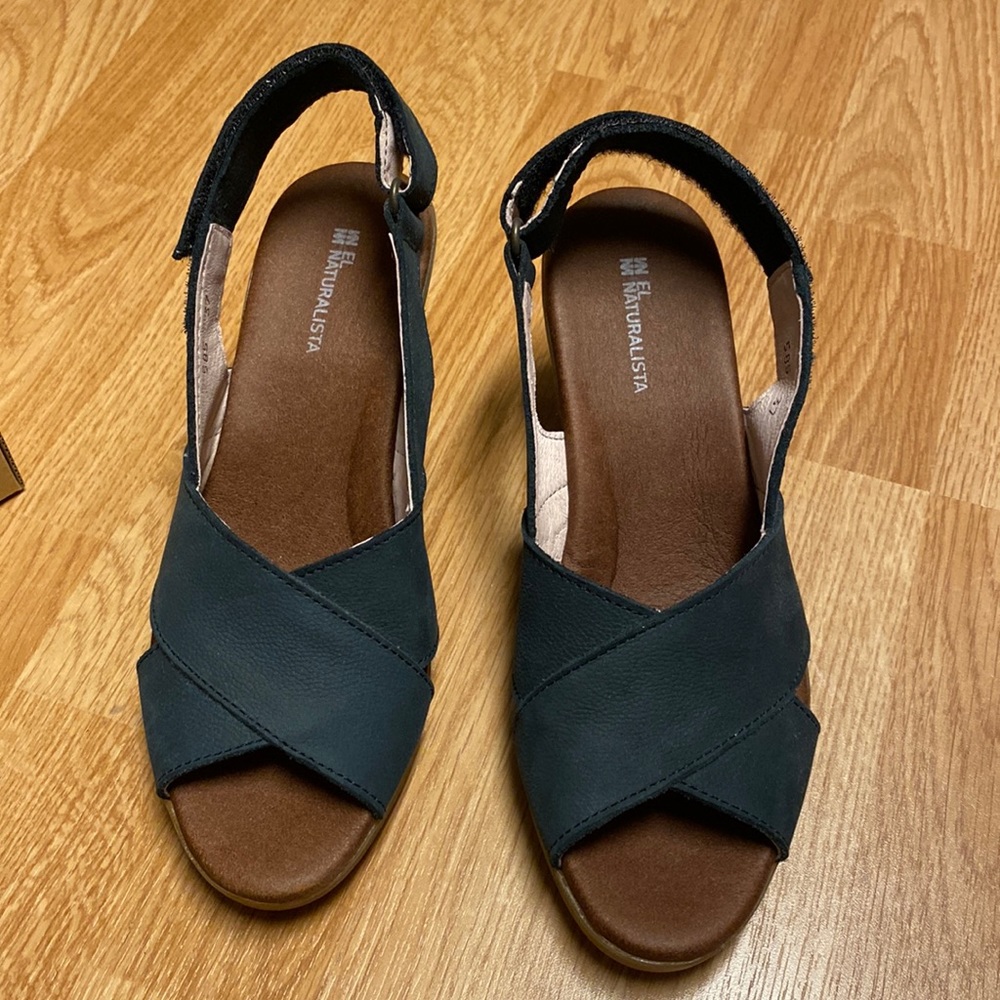 NWT. Naturalista crushed leather espiral sandal.